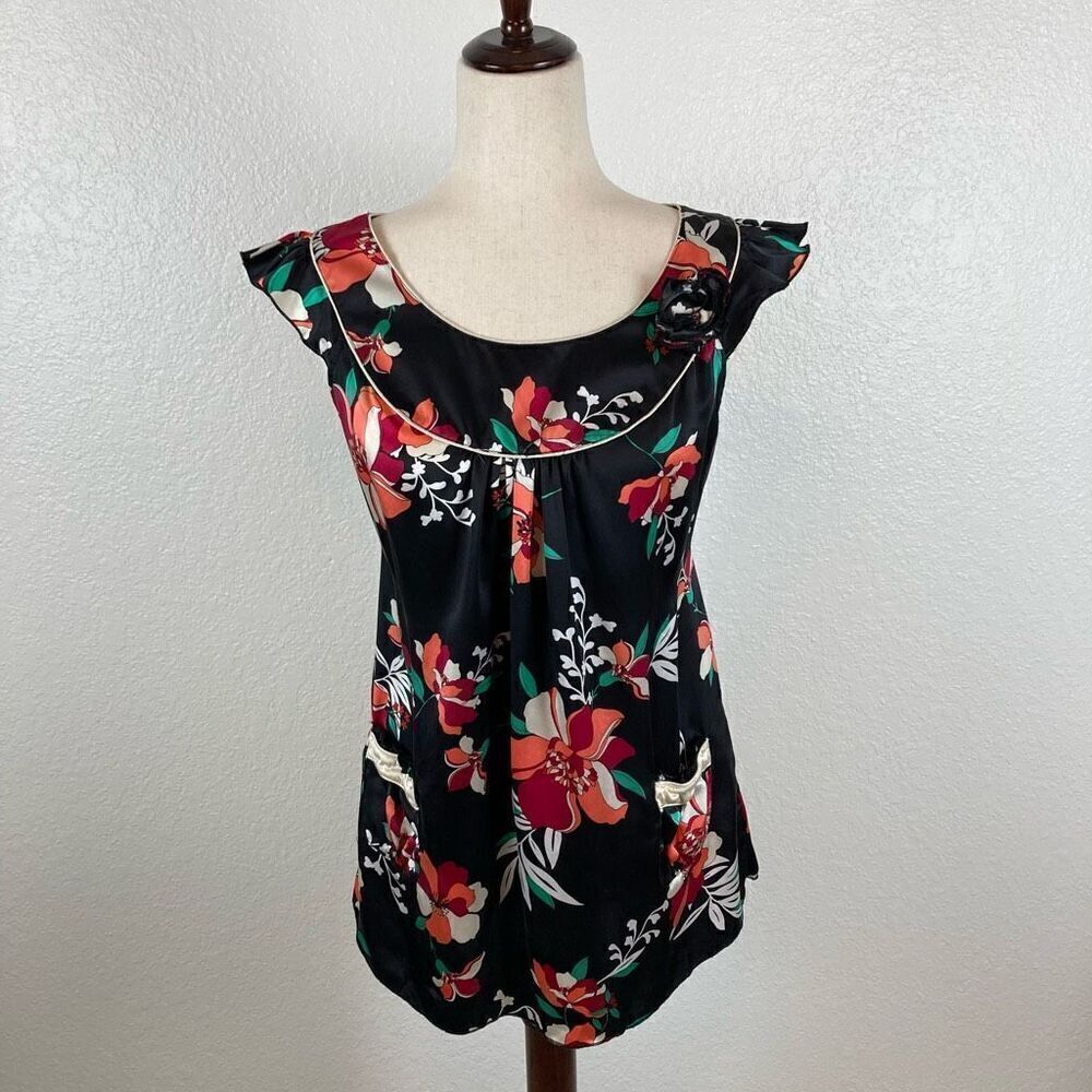 Bebe SS floral baby doll black silk blouse‎ women’s M flutter sleeve rosette  ￼